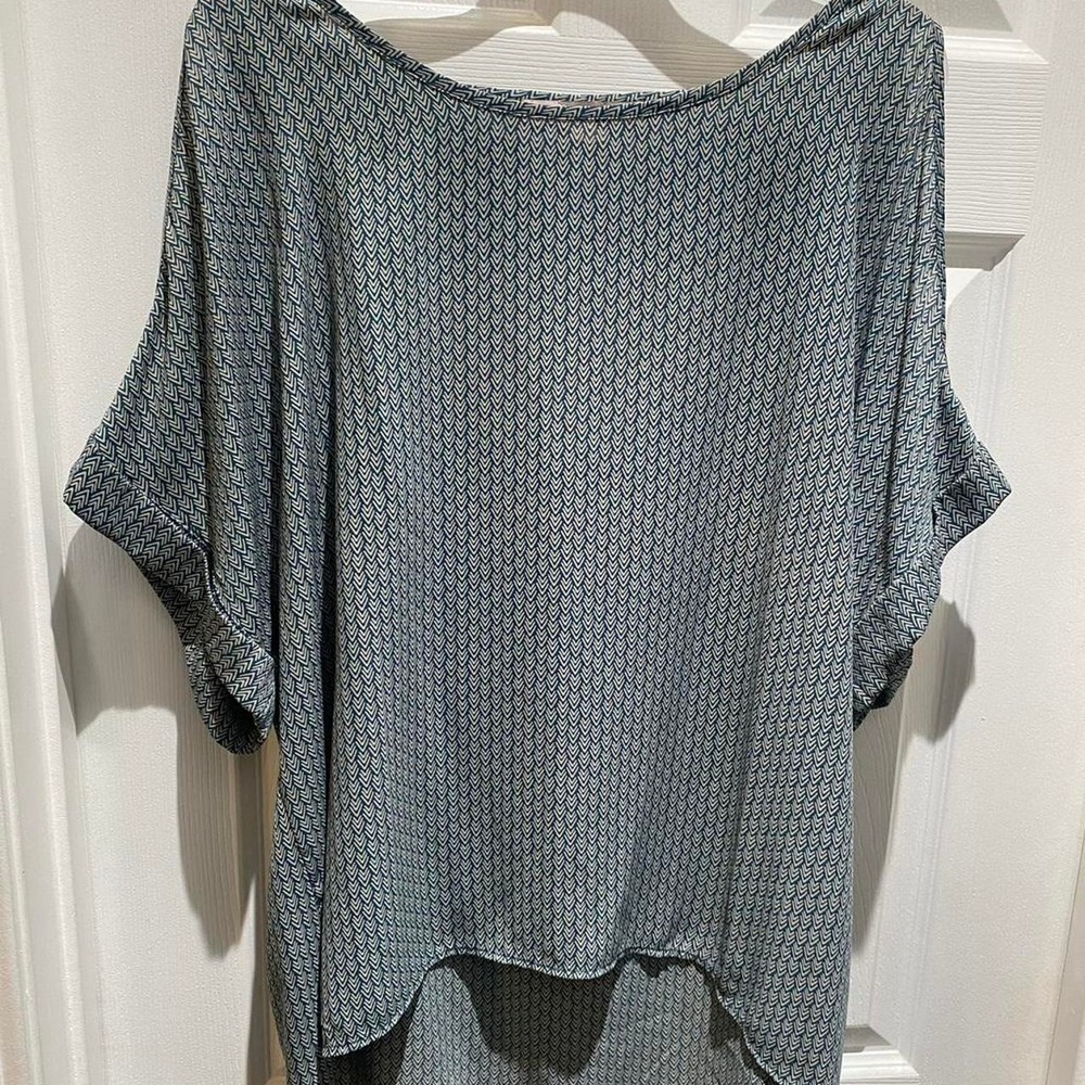 Forever 21 blue and white patterned top Size M